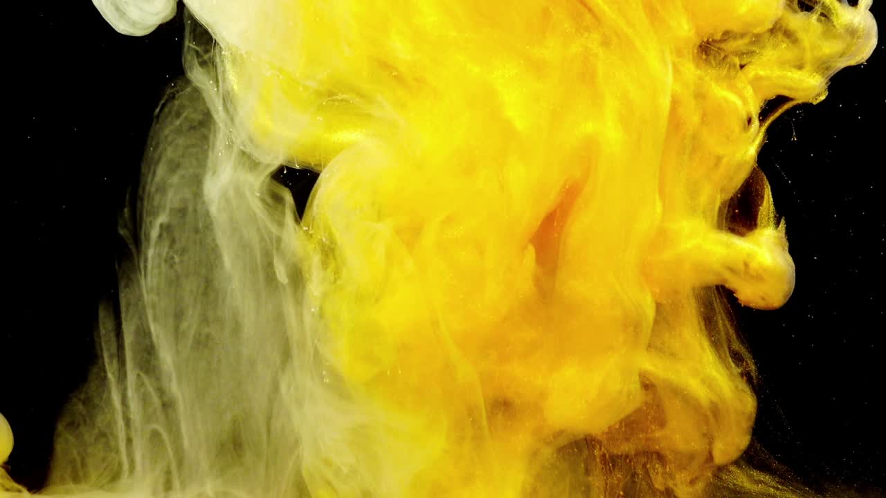 Forme astratte. Riprese su sfondo nero. Mescolanza di colori