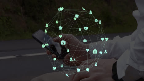 Globo-De-Iconos-Digitales-Girando-Contra-La-Sección-Media-De-Un-Hombre-Usando-Un-Teléfono-Inteligente-En-La-Calle