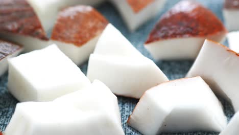 una rebanada de coco fresco en un paño de mesa