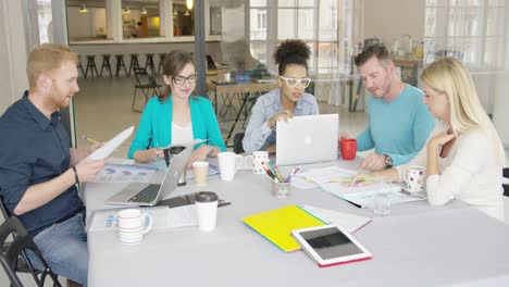 Gruppe-Von-Personen,-Die-Im-Büro-Zusammenarbeiten