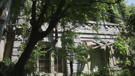 Außenansicht-Eines-Verlassenen-Herrenhauses-Auf-Dem-Land-In-Japan,-4K-Aufnahme