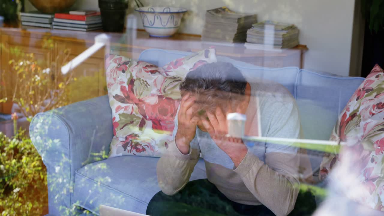 집에서 소파에 노인 남자가 노트북을 사용하는 4k