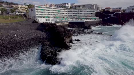 vista aérea del complejo turístico del hotel en playa de piedra tenerife isla santa cruz, drones vuelan sobre las olas del océano estrellándose en el paraíso tropical de la playa de roca