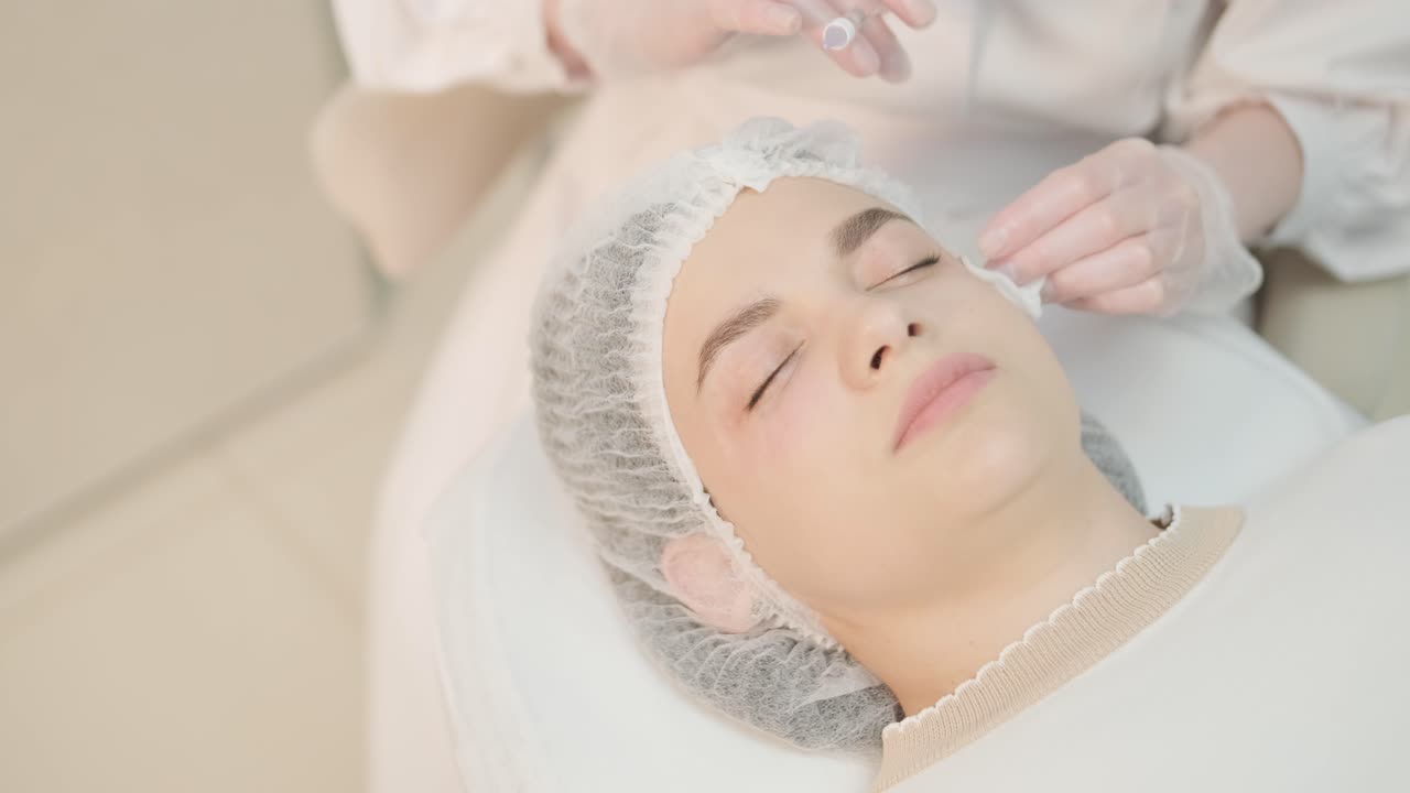 얼굴 주사 절차를 수행하는 미용 전문가