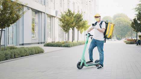persona de entrega en scooter eléctrico