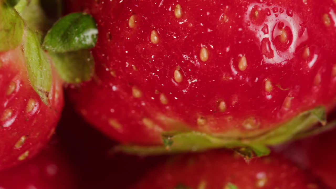 Foto macro em close-up de morangos vermelhos frescos com gotas de água