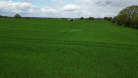 Drohne-Schwebt-über-Landwirtschaftlichen-Feldern,-Videoaufnahme-Von-Einer-Anderen-Drohne