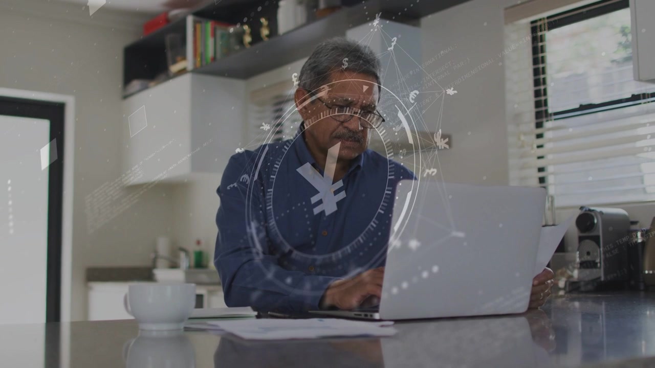 Uomo anziano che esamina documenti in cucina, digita su un portatile con HUD che sovrappone simboli dello yen per la gestione dei fondi.