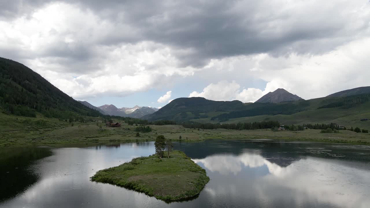 imágenes aéreas de drones en 4k sobre el lago de maní en las montañas rocosas de crested butte, colorado, verano