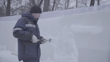 ice sculptor at work in winter park