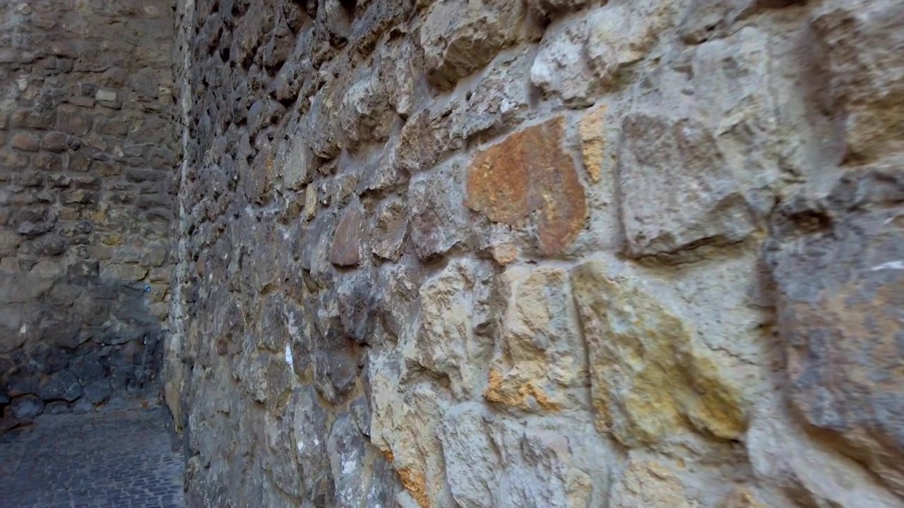 Antico muro medievale in pietra. Un elemento di architettura antica.