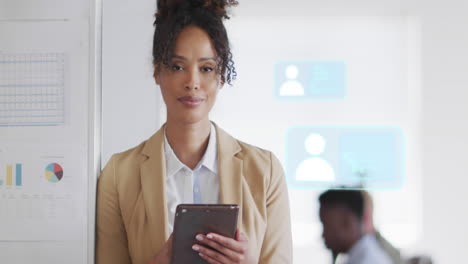 animación de iconos y procesamiento de datos sobre mujer de negocios biracial en la oficina
