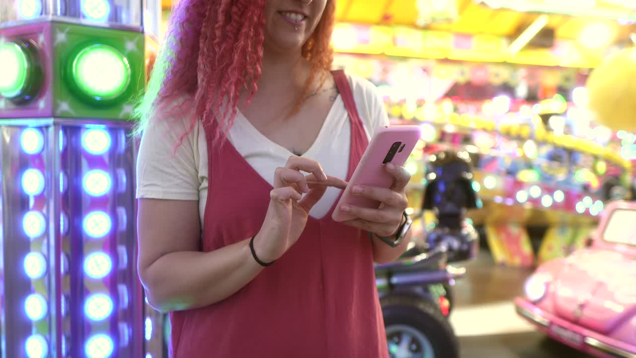 manos de una mujer usando un teléfono inteligente en la feria