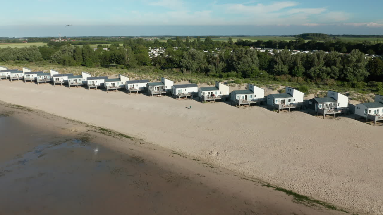 해변에서 줄지어 있는 휴가용 주택의 조감도