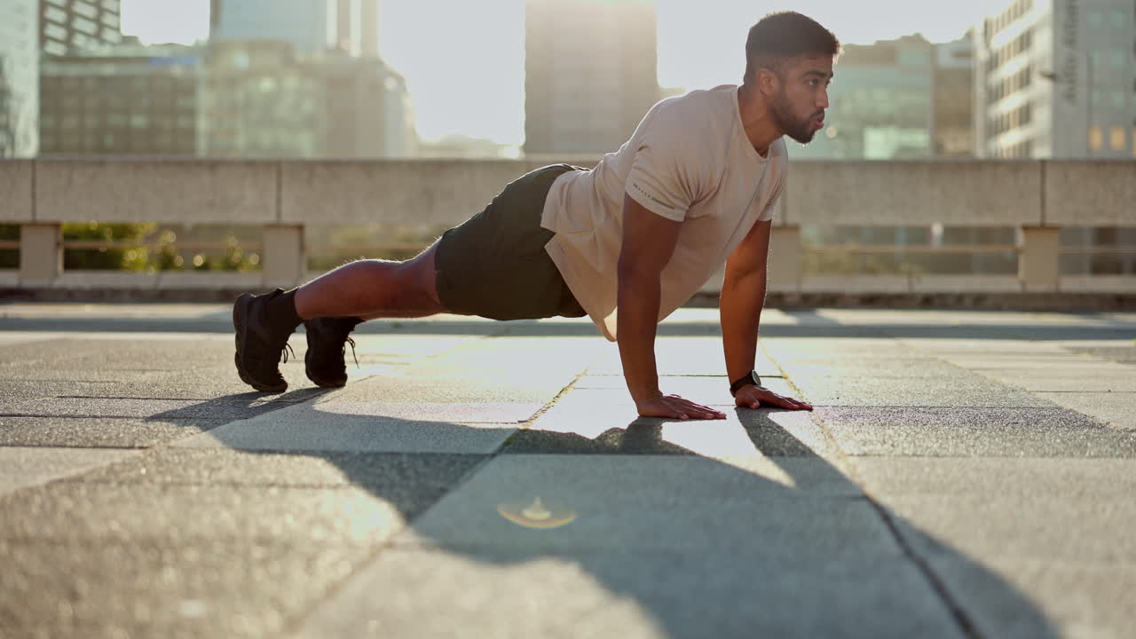 fitness, entrenamiento y hombre en el piso