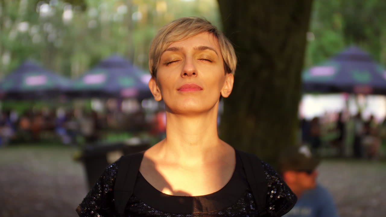 mujeres al aire libre fácil relajarse tranquilo