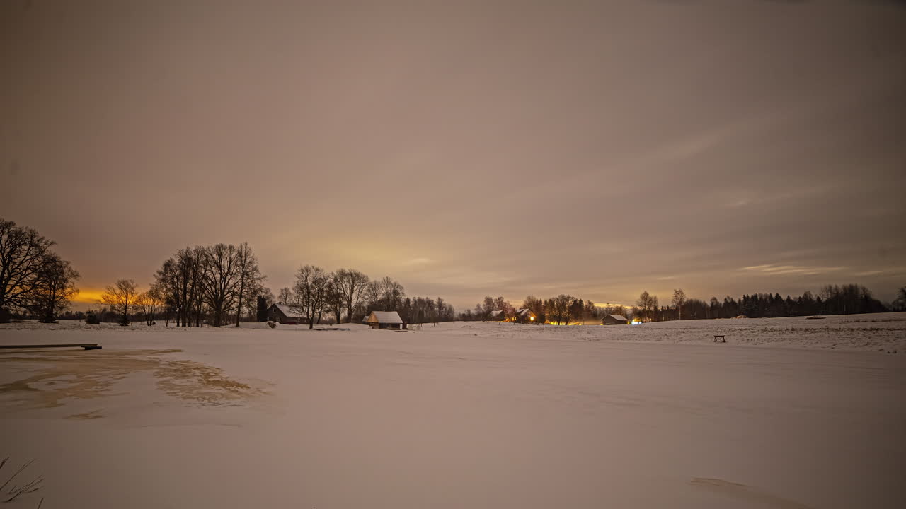 겨울날 스칸디나비아에서 구름이 움직이는 동안 화려한 일출의 시간 경과