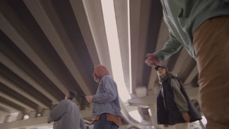 une équipe de danse marchant sur la route.