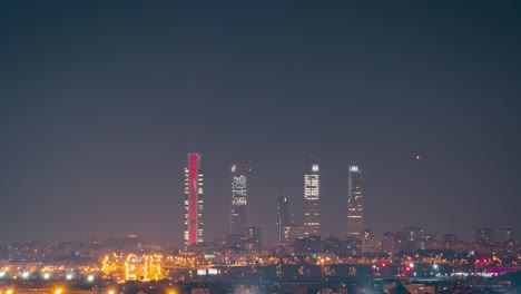 Primer-Plano-Detalle-Disparar-Timelapse-Madrid-Skyline-Centro-Timelapse-Durante-La-Noche-Con-Dos-Objetos-De-Cielo-Brillante-Configurando-La-Conjunción-De-Venus-Y-Júpiter