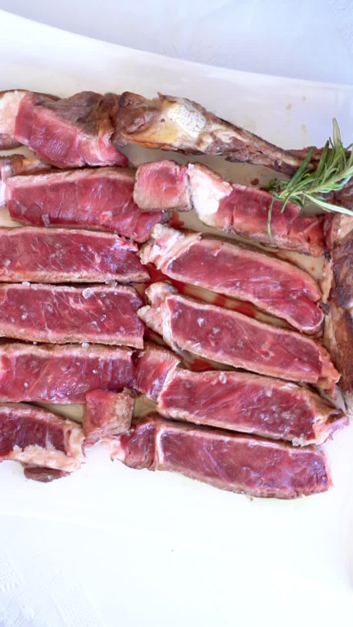 Un primo piano di un pezzo di carne con un sacco di carne su di esso