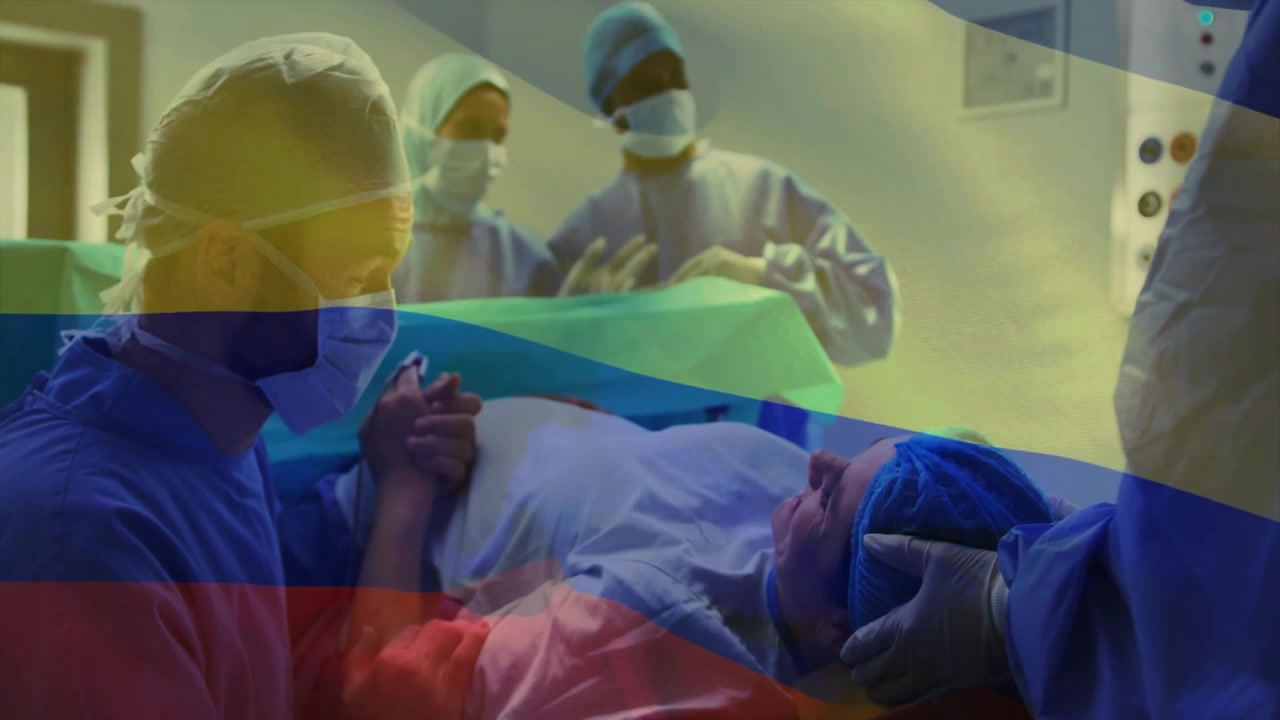 Medicinsk personal kör in patient på bår i operationssal, lägger på lakan, animerade ikoner belyser panelen.