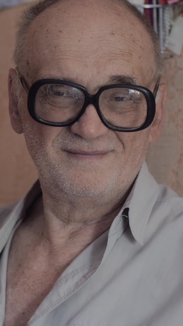 Uomo anziano con la sua famiglia a casa