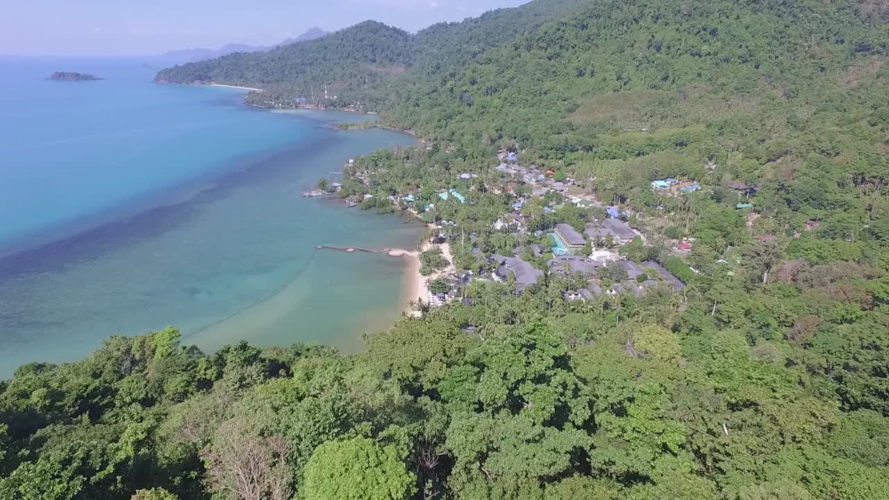 toma aérea de la selva, la playa, el océano y el hotel resort en una isla tropical