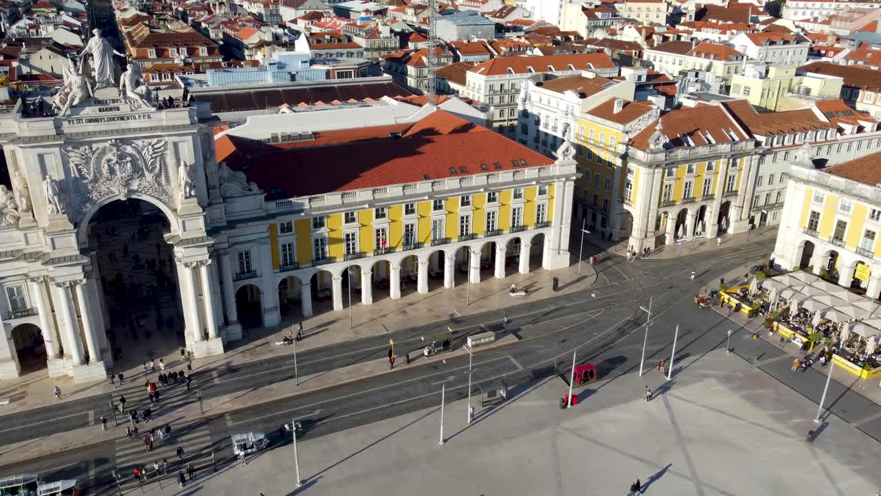 Piazza del Commercio storica e Porta della Città, Lisbona Portogallo, drone 4K.