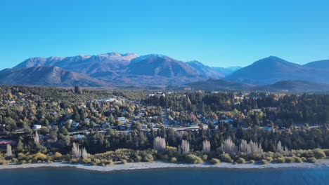 observando las texturas otoñales de la ciudad de bariloche rodeada de sus grandiosas montañas y el lago nahuel huapi, patagonia argentina