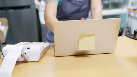 el gerente del restaurante navegando por la web