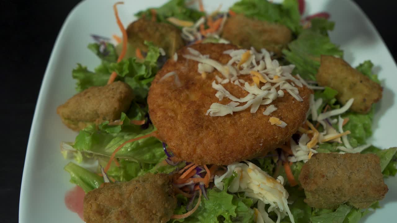 치킨샐러드에 치즈를 더해