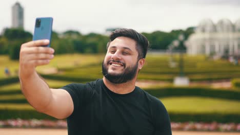 Junger,-Gutaussehender-Mann,-Der-Ein-Selfie-In-Einem-Park-Im-Botanischen-Garten-In-Curitiba,-Brasilien,-Macht