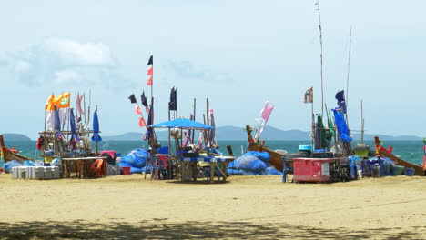 una zona de pesca en pattaya donde los pescadores se reúnen con sus barcos de pesca, redes y otros equipos como cajas de hielo, mesas y sillas para clasificar su captura para el día, en chonburi, tailandia
