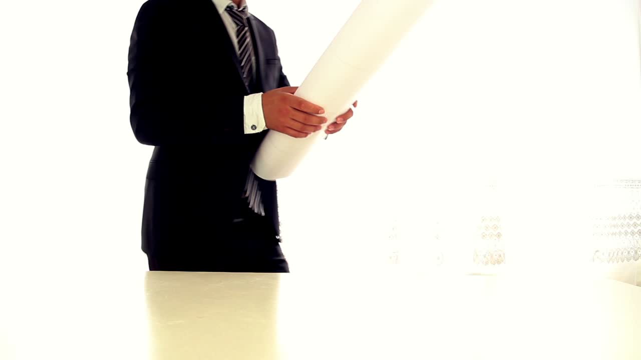 бизнесмен открывает план строительного проекта