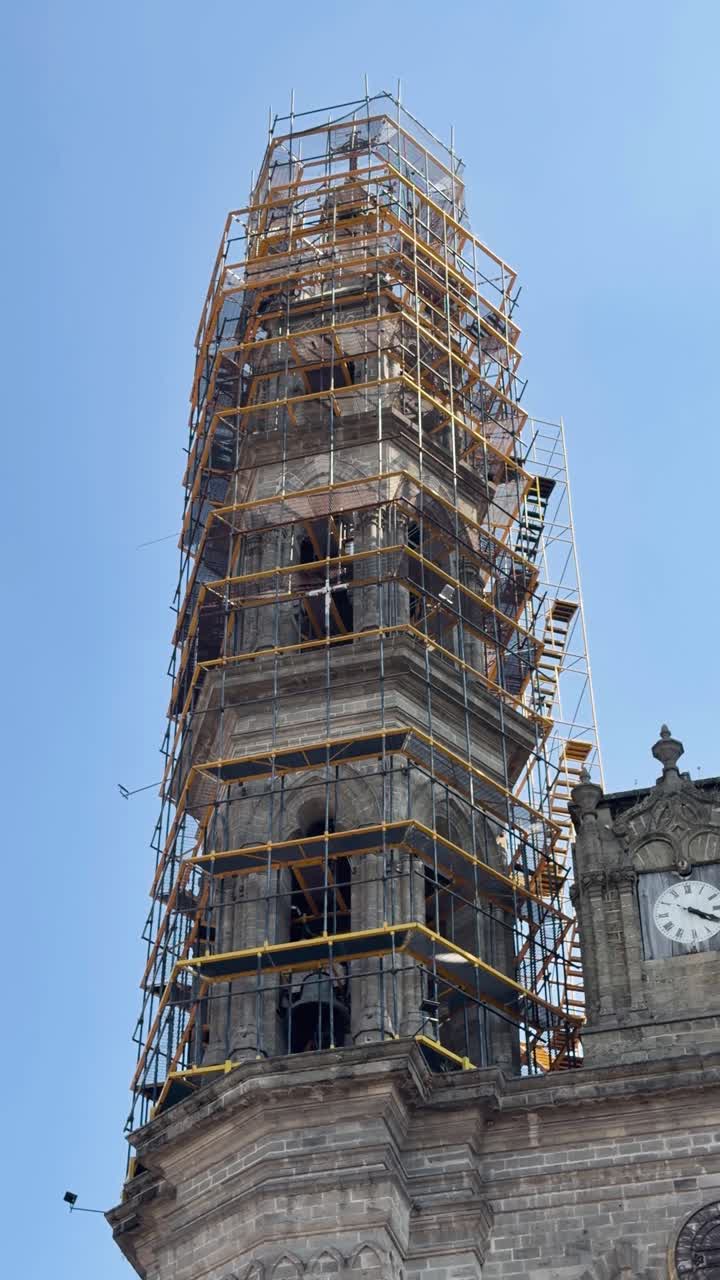 Torre de la catedral de Tepic en reconstrucción, andamios en la iglesia