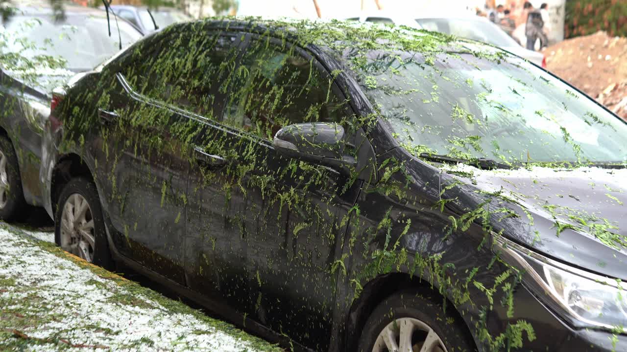 машина на улице после градной бури в хургхаде