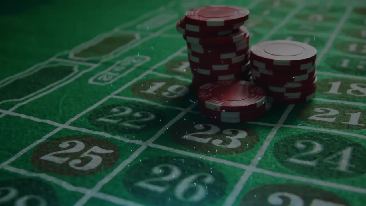 animación de confeti blanco sobre fichas de póquer en la mesa de juego