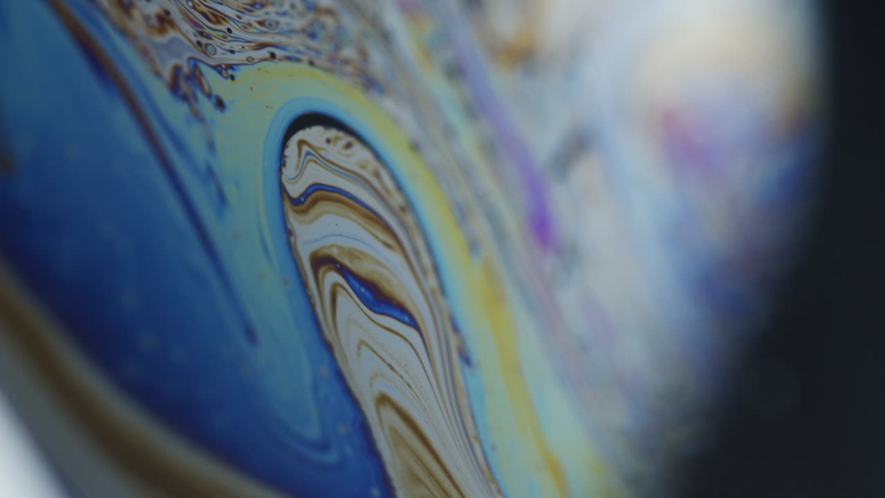 fotografía macro de los colores del arco iris en la superficie de la película delgada del jabón