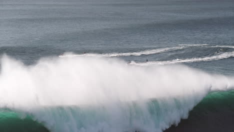 Conductores-De-Motos-Acuáticas-Tirando-De-Surfistas-A-Grandes-Olas-En-Nazare,-Portugal,-Cámara-Lenta