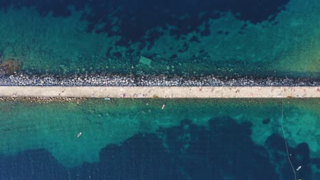 veli losinj, croatia의 맑은 청록색 물에서 인공 바위 부두의 상위 뷰