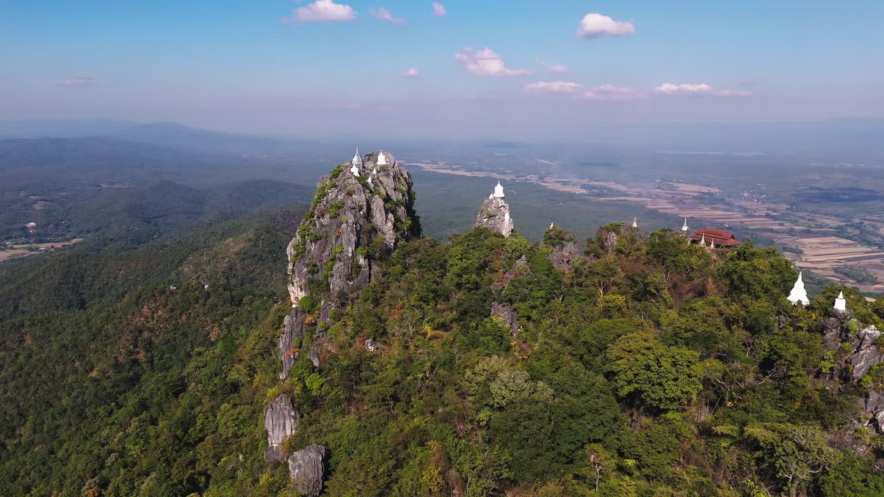 Bay đến chùa Phật giáo Wat Phra Phutthabat Sutthawat (1 trong 2).
