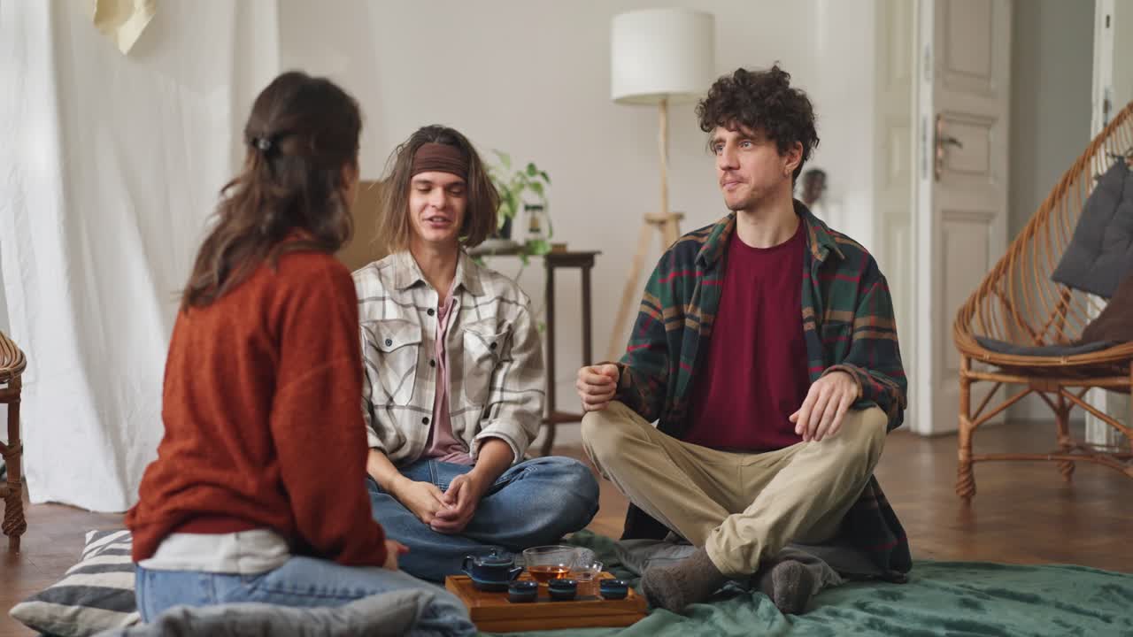amigos disfrutando del té juntos en casa