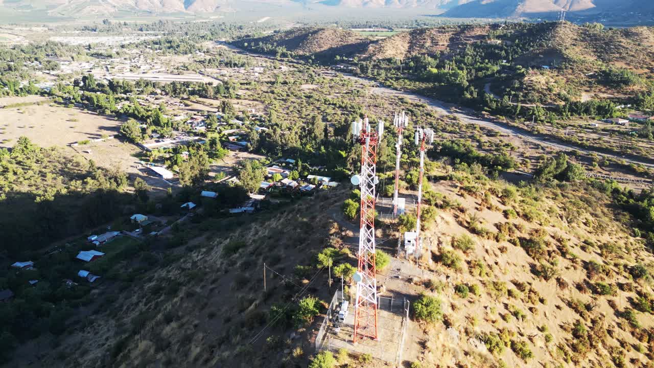 antenas de teléfonos celulares en cerro verde, la comuna de pirque, país de chile