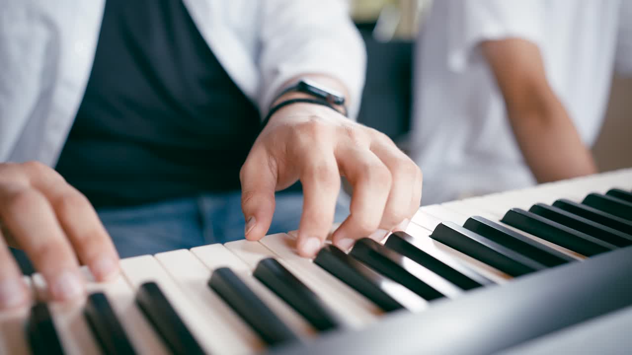 primer plano de las manos tocando el piano