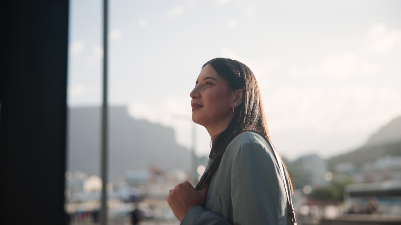 mujer caminando por la ciudad