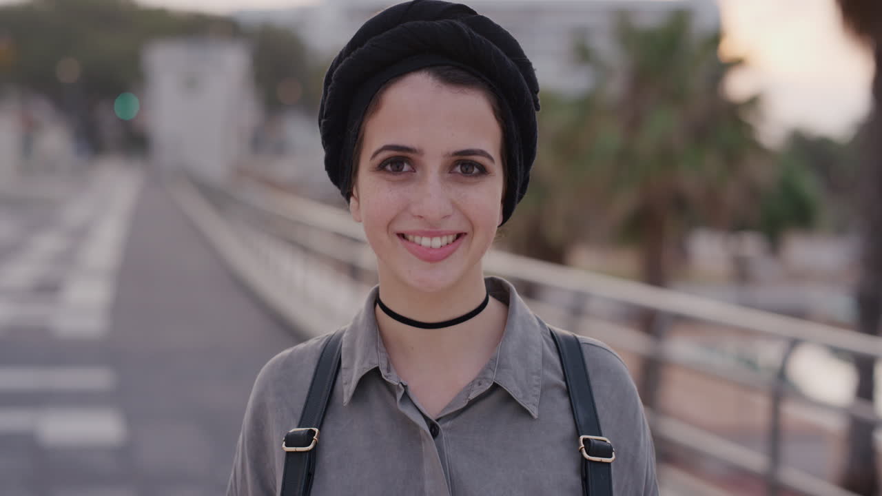 retrato de una joven musulmana estudiante sonriendo alegre disfrutando de un estilo de vida independiente y despreocupado linda mujer turista con turbante en una ciudad urbana