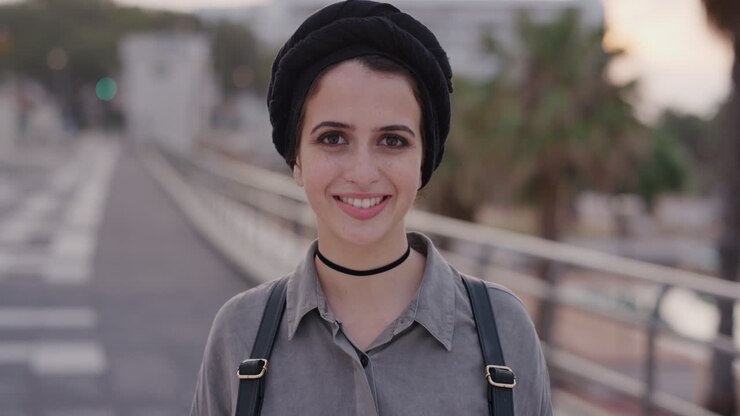 ritratto giovane studentessa musulmana sorridente allegra che gode di uno stile di vita indipendente e spensierato carina turista donna che indossa un turbante in una città urbana