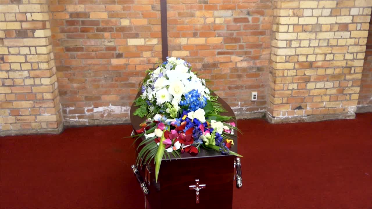 captura de pantalla de un ataúd funerario en un coche fúnebre o capilla o entierro en el cementerio