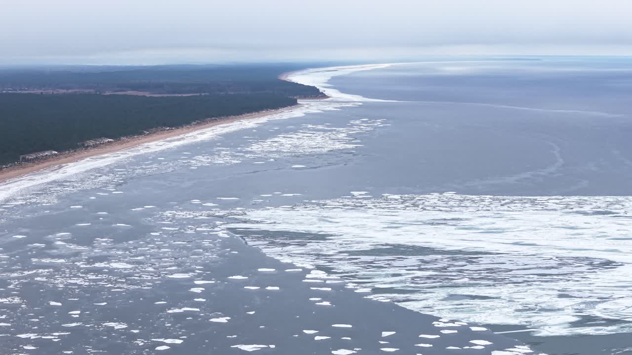 Frossen kyst ved Østersjøen med isete bølger og rolig vinterstemning