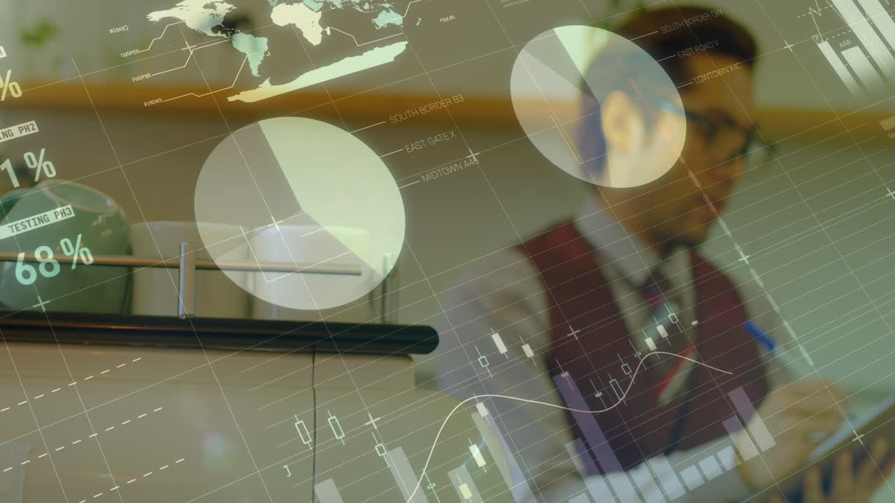 animación de estadísticas y datos sobre empresario biracial que usa un cuaderno en la oficina